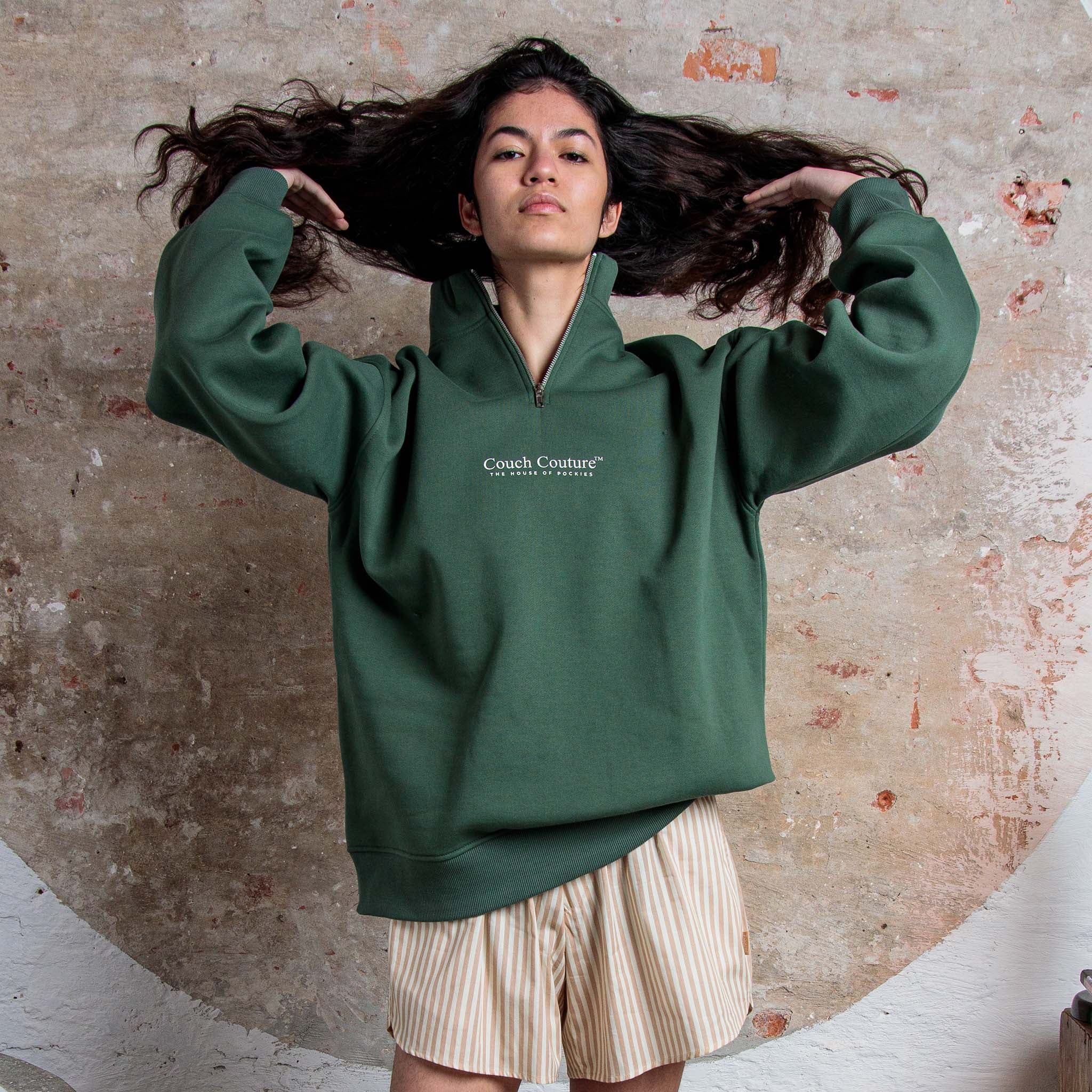 Lois: 172CM/5'8 wearing size M.